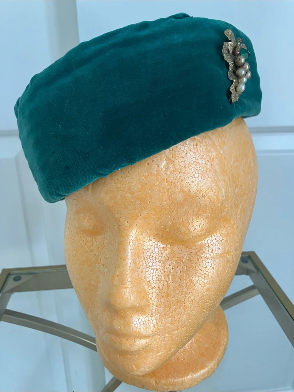 Vintage Emerald Green Velvet Pillbox Hat with Pearl Accent